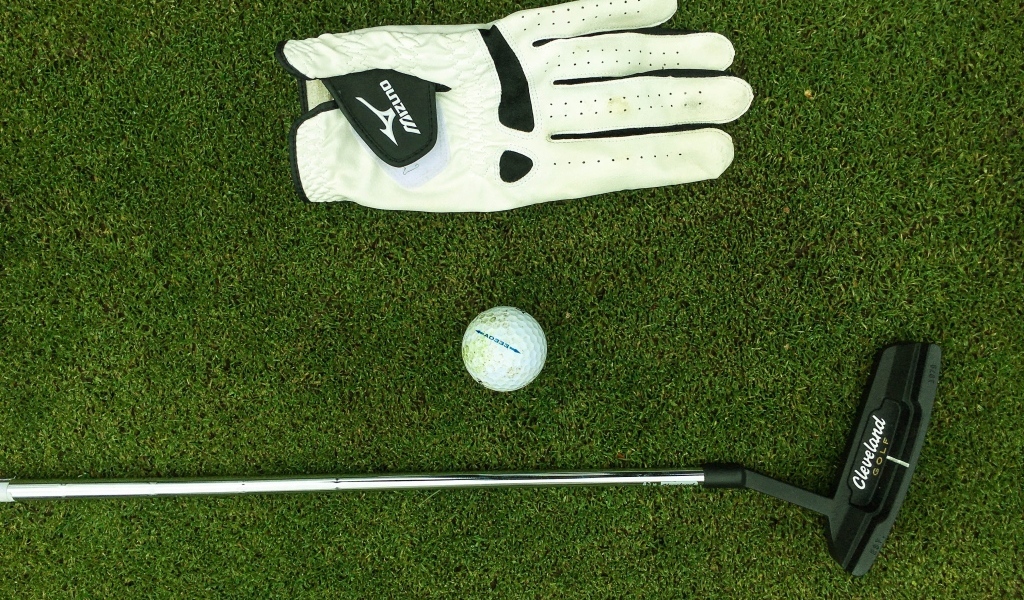 Перчатка, мяч и клюшка для гольфа