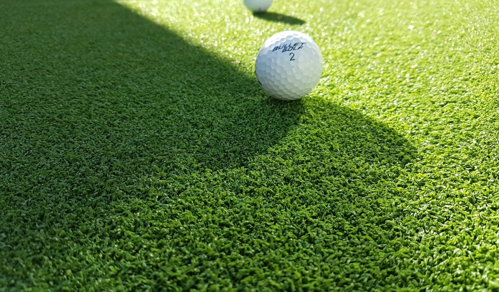 Мячи для гольфа на зеленой траве