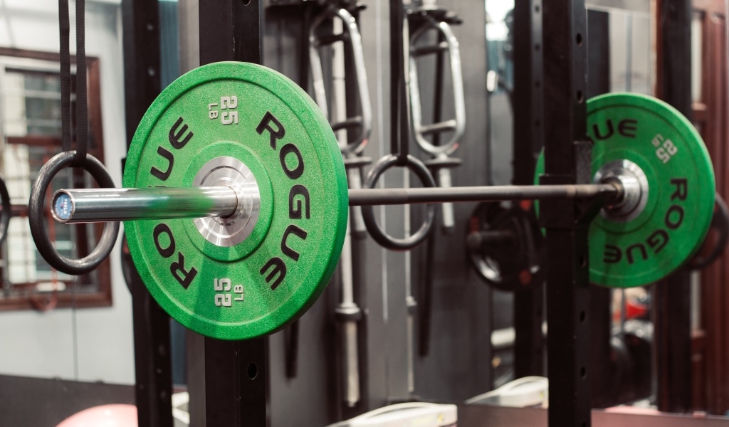 Тяжелая штанга в спортзале