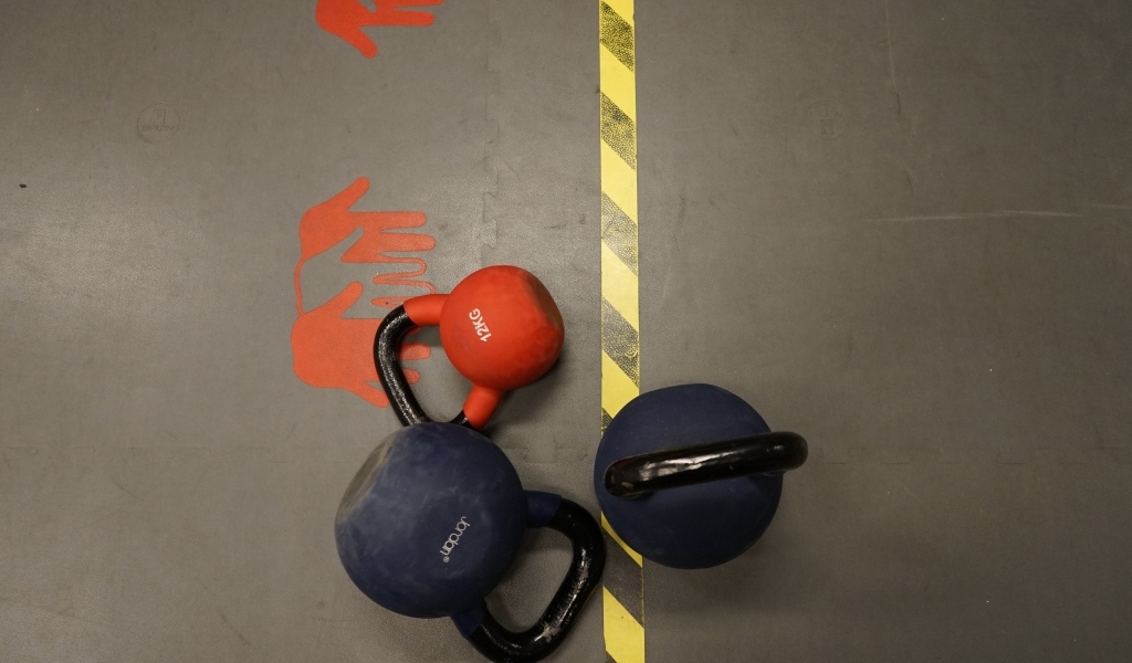 Тяжелые гири на полу в спортзале