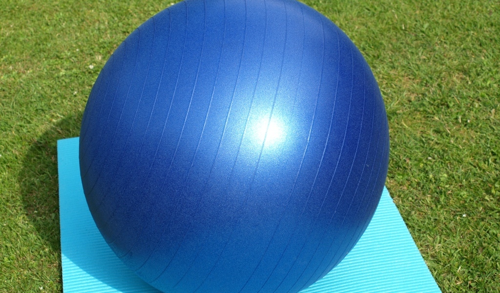 Большой синий мяч для фитнеса