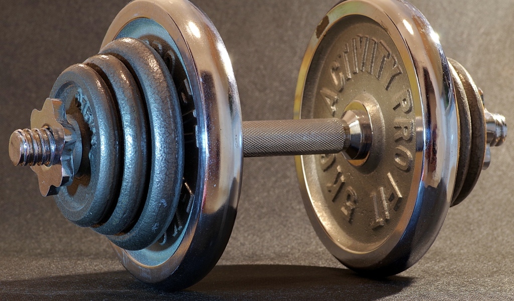 Большая тяжелая железная гантеля