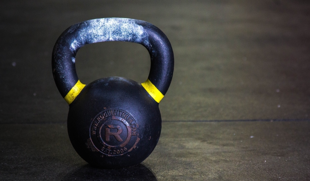 Большая железная гиря 