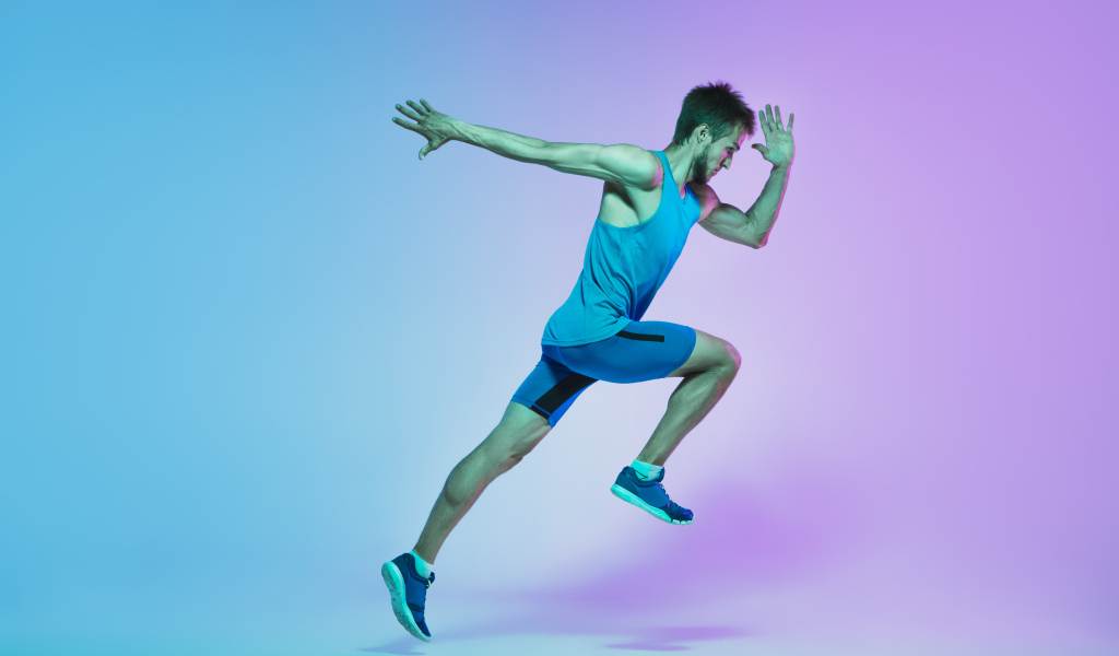 Мужчина бегун позирует для фото 