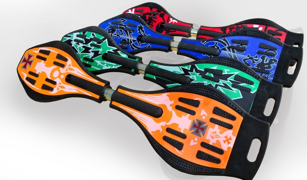 Разноцветные скейтборды на сером фоне