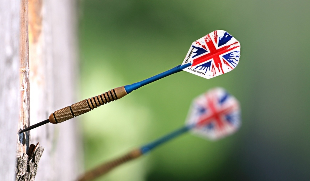 Острый дротик в мишени 