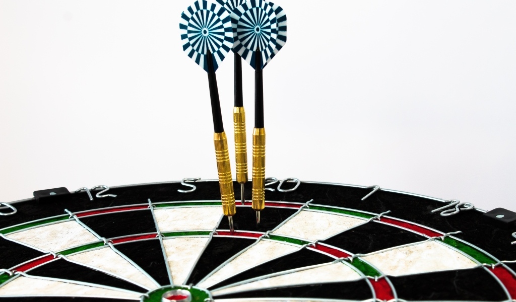 Мишень и дротики для игры в дартс