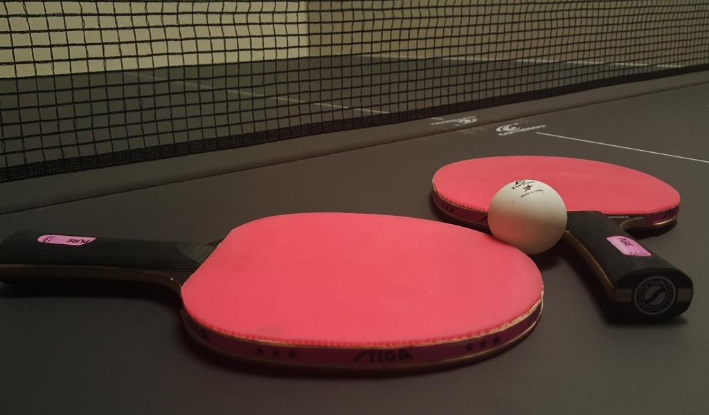 Две ракетки и маленький мяч для пинг понга