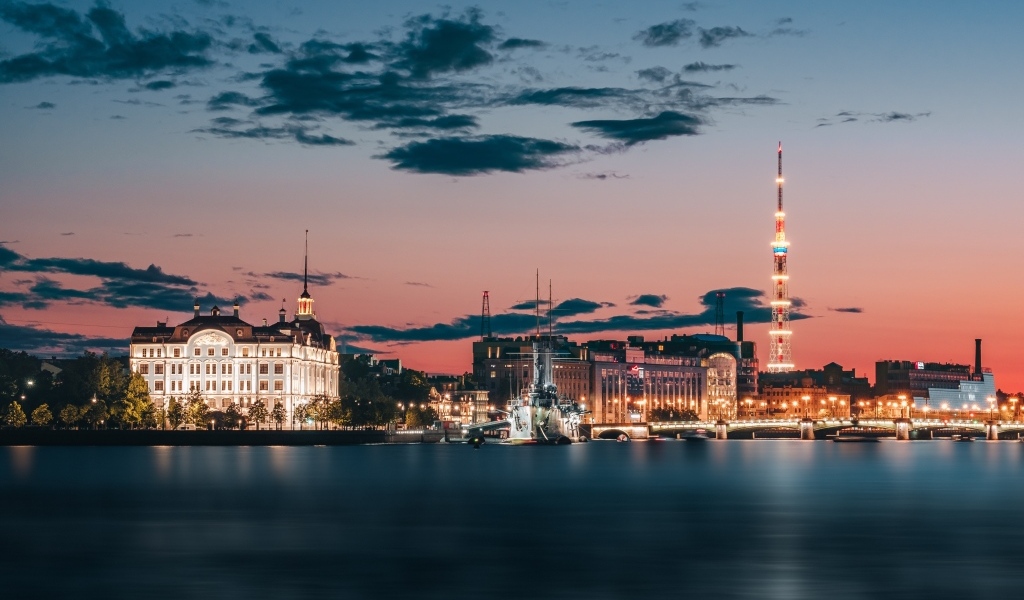 Красивый вид на город ночью у реки