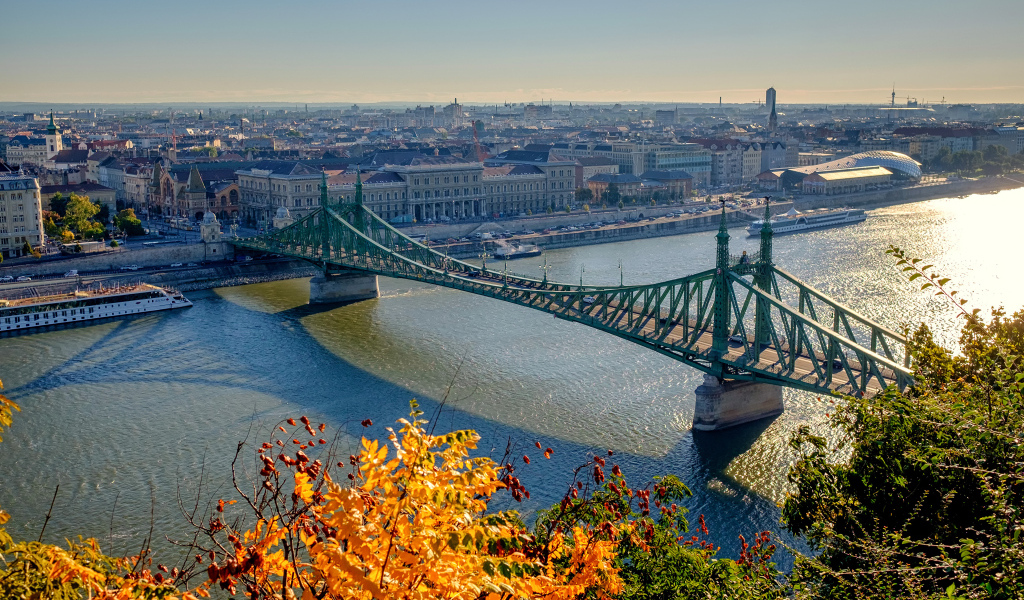 Красивый вид на реку, мост и город Будапешт, Венгрия