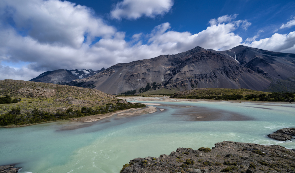 Голубая вода в горной реке, Аргентина