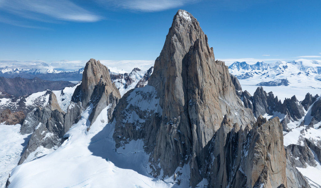 Горная вершина Фицрой под голубым небом, Аргентина