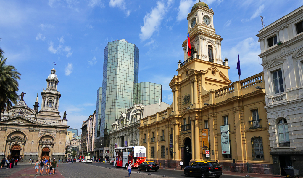 Башни и дома на улице в городе Сантьяго, Чили