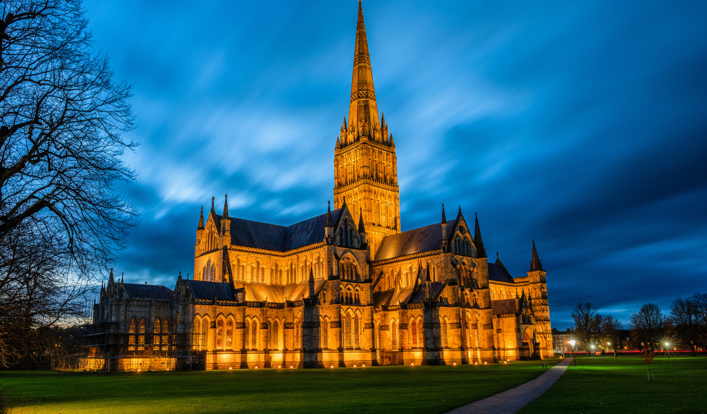 Красивый Солсберийский собор ночью, Англия