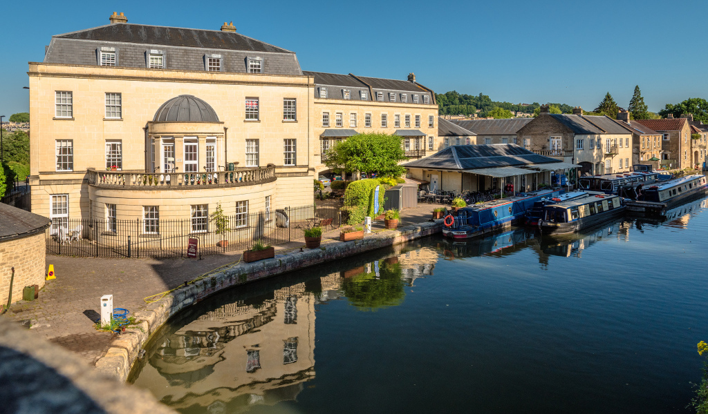 Дома у водного канала города Бат, Англия