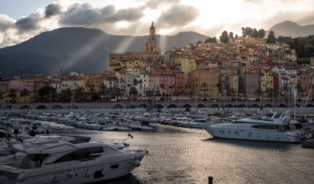 Лодки у причала на фоне города, Франция