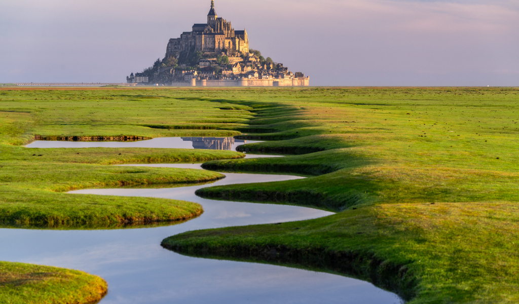 Ручей на фоне крепости с замком, Франция