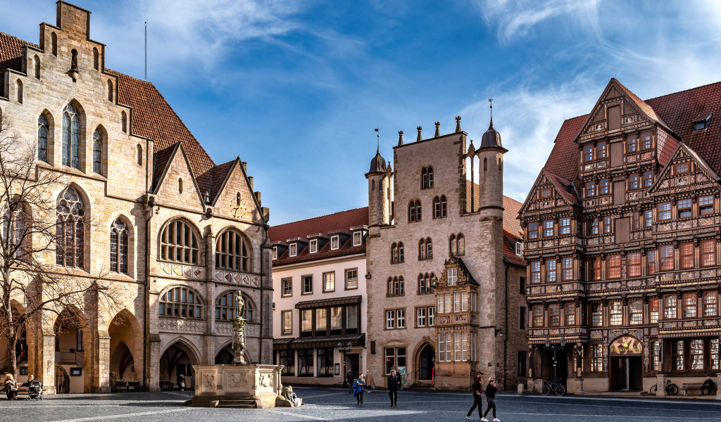 Старинные дома на городской площади Хильдесхайма, Германия