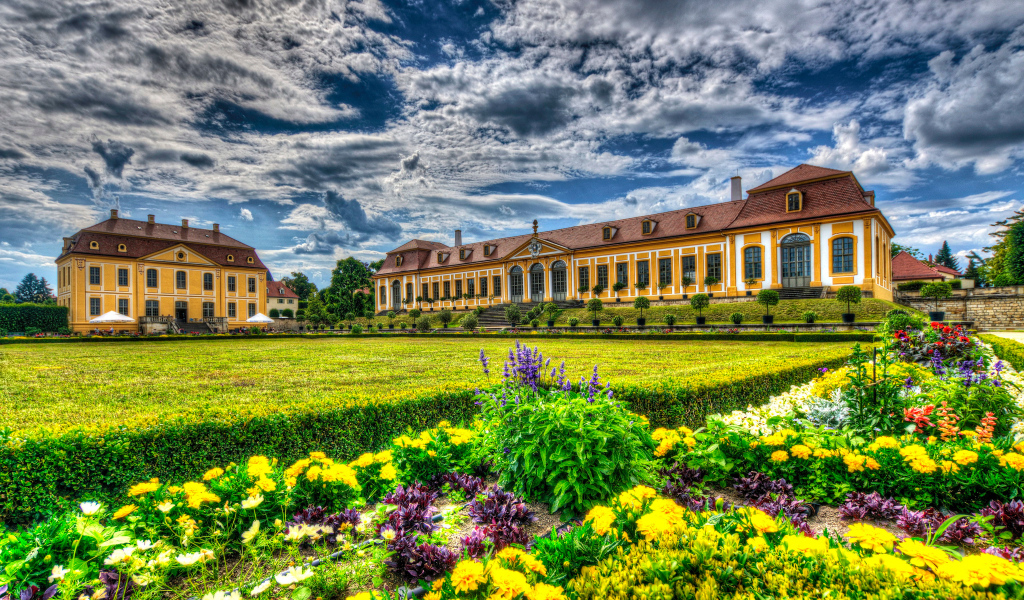 Старинный дворец в парке Барокгартен Гросзедлиц, Германия