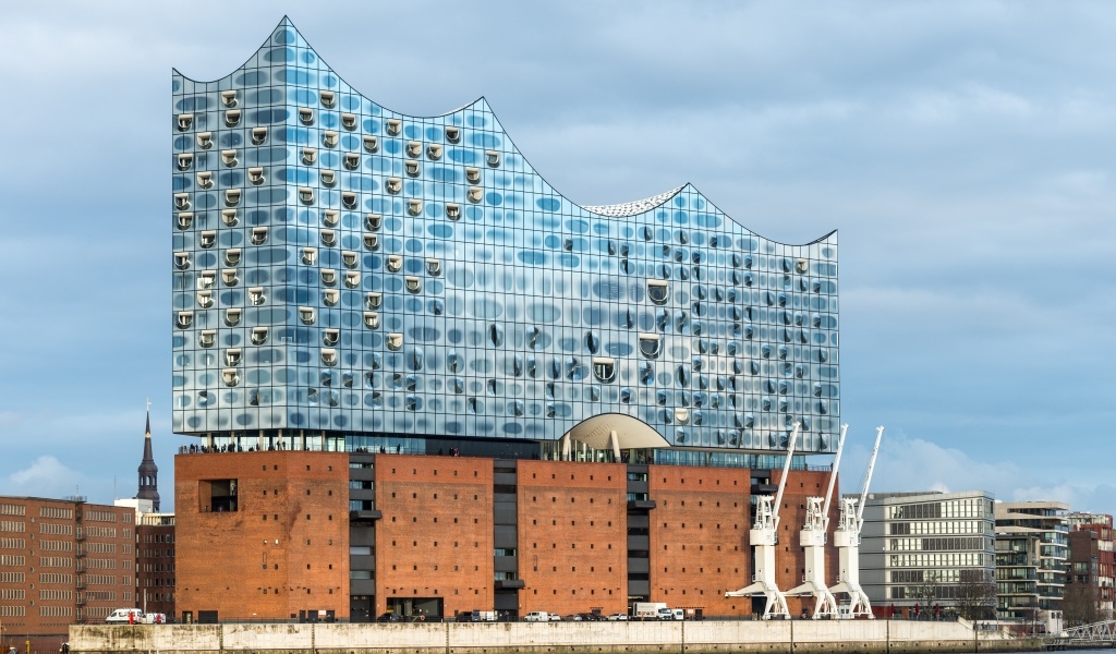 Красивое необычное здание в городе Гамбург