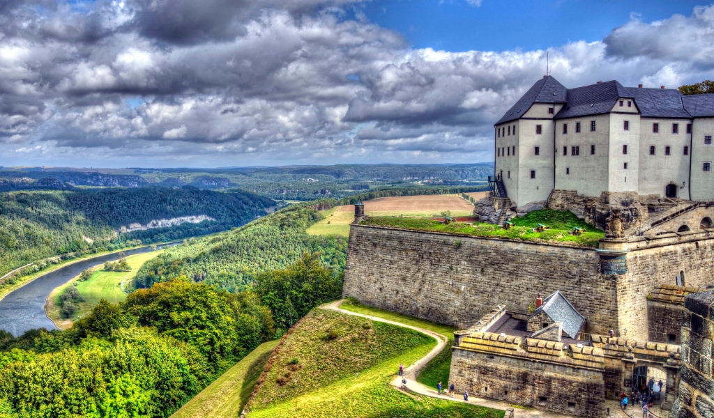 Красивый вид на замок и реку в городе Кёнигштайн, Германия