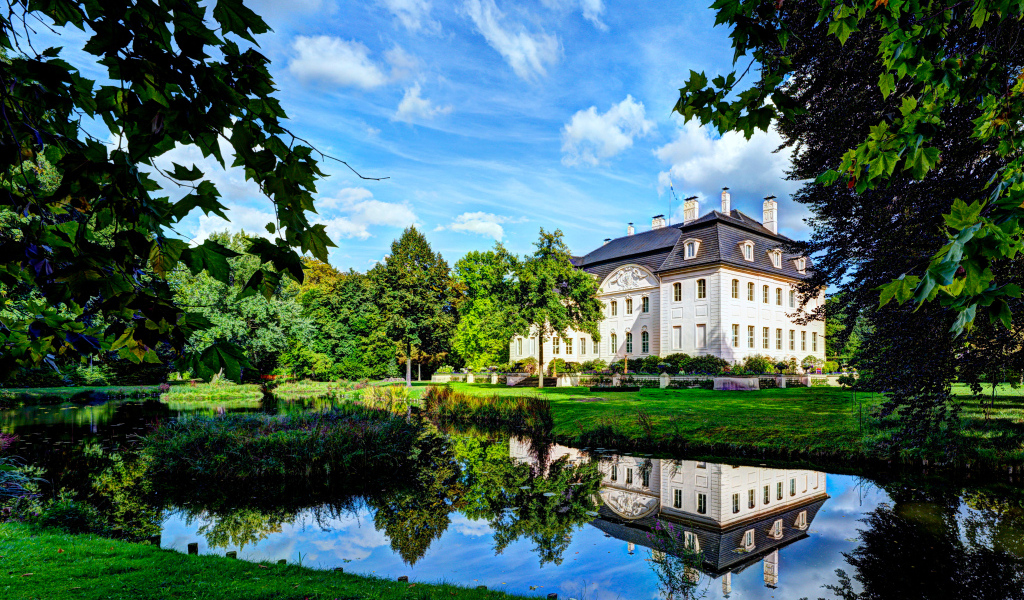 Дворец Браниц в пруда в парке, Германия