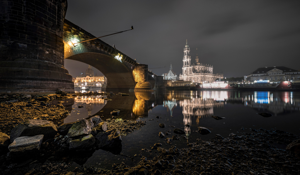 Замок у старинного моста ночью в городе Дрезден, Германия