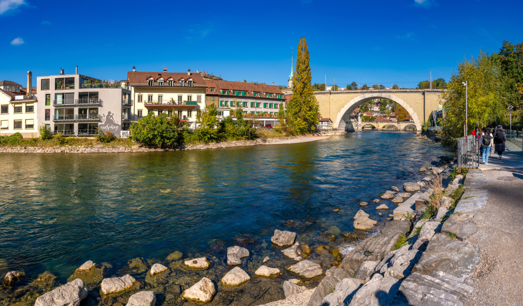Набережная у реки в городе Берн, Германия