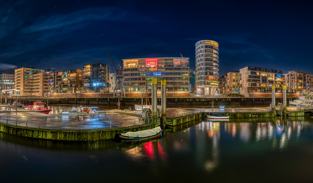 Дома у причала в городе Гамбург, Германия
