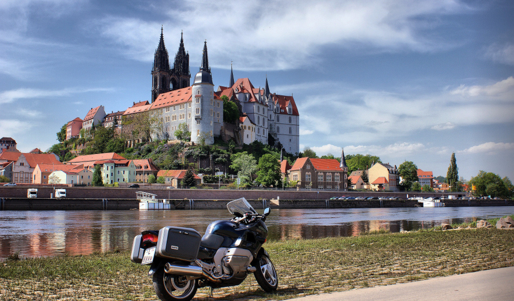 Башни замка Альбрехтсбург у реки, Германия