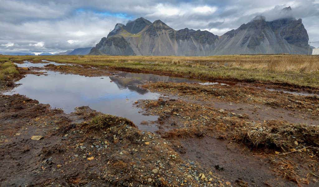 Вода у гор под пасмурным небом Исландии