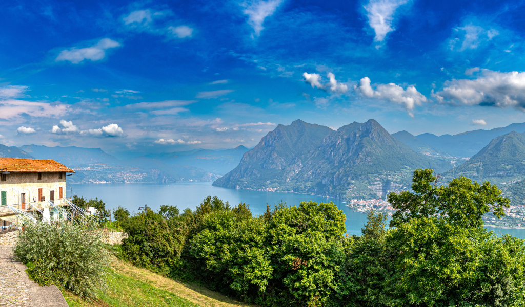 Красивый вид на озеро и горы под голубым небом, Италия