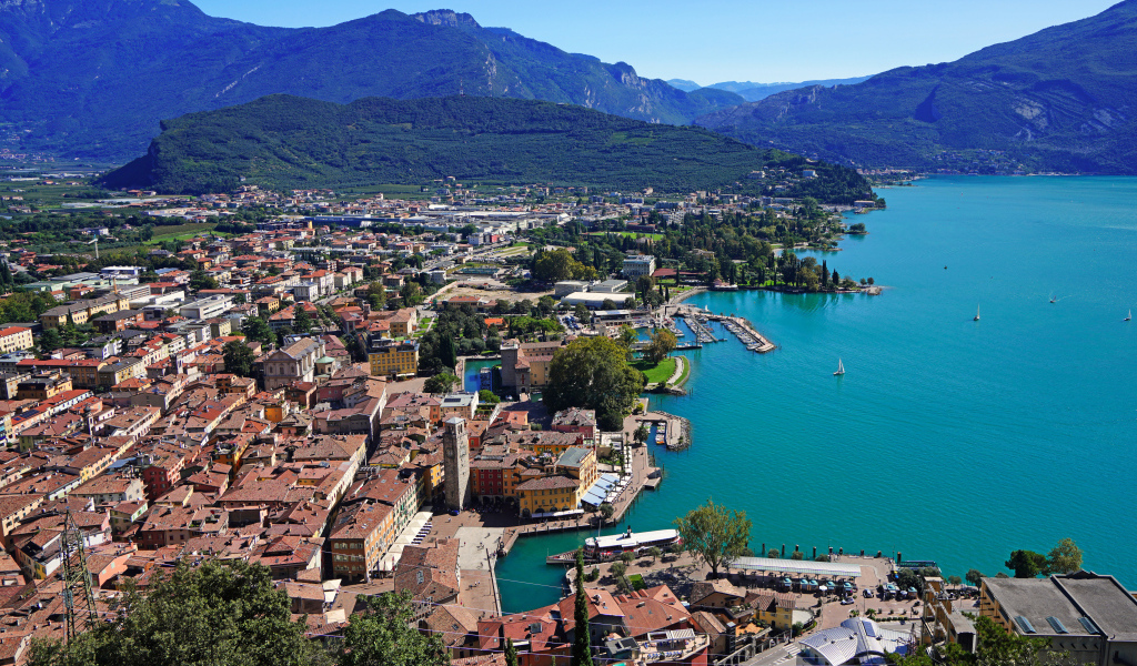 Город у озера Гарда, Италия