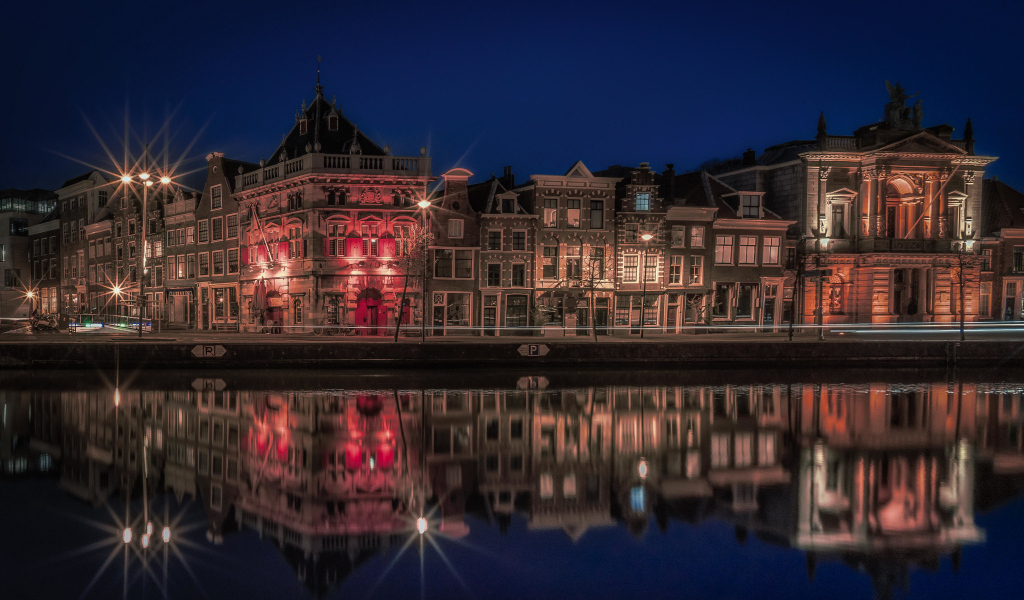 Дома у реки в городе Харлем ночью, Нидерланды