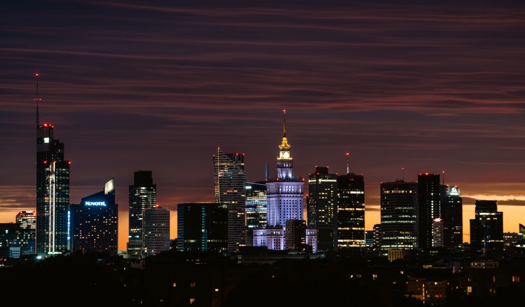 Красивый вид на ночные небоскребы, Польша