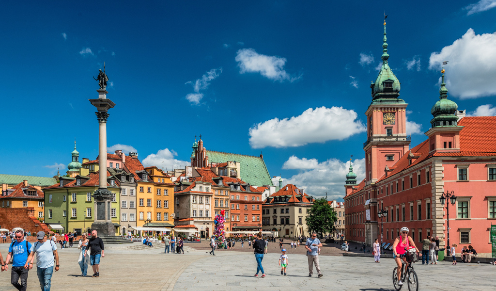 Люди на городской площади в Варшаве, Польша