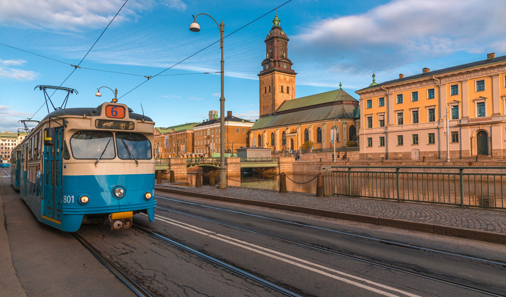 Старый трамвай едет по улице города Швеция