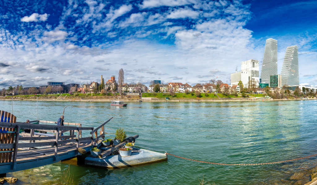 Красивый вид на город Базель у реки, Швейцария