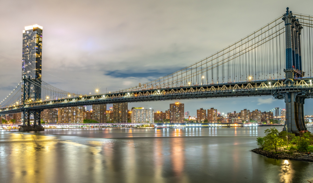 Мост через реку в парке  Фултон Ферри Ландинг в Нью Йорке, США