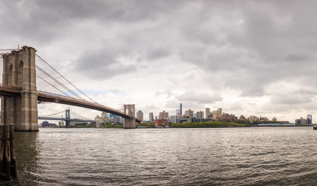 Мост через реку с видом на город Нью-Йорк, США
