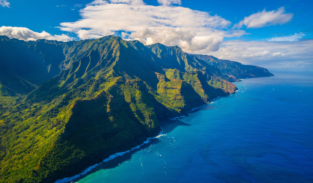 Вид на покрытые зеленью гор на Гавайских островах, США