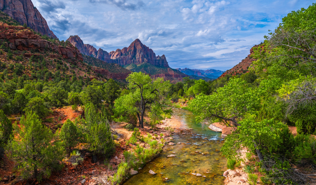 Вид на горы и реку в  государственном  парке Крейг-Лейк, США