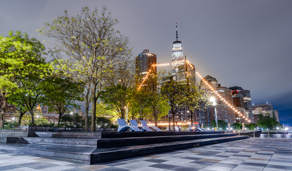 Вид на парк и небоскребы Нью-Йорка, США