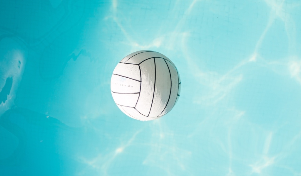 Большой мяч плавает в голубой воде