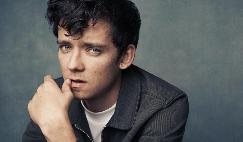 Актер Эйса Баттерфилд на сером фоне