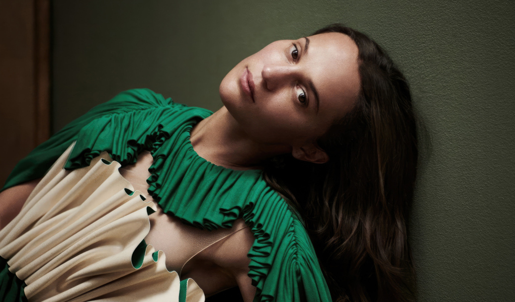 Актриса Алисия Викандер в красивом платье у серой стены