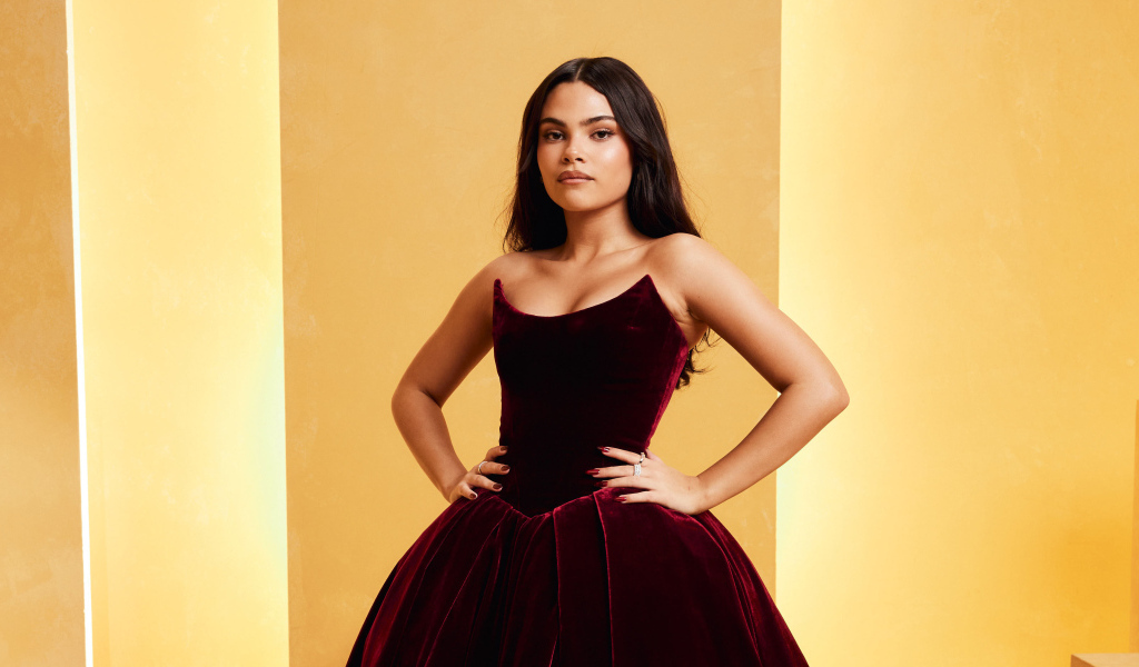 Актриса Ариана Гринблатт в платье на желтом фоне