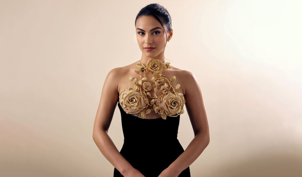 Актриса Камила Мендес в красивом платье с узором