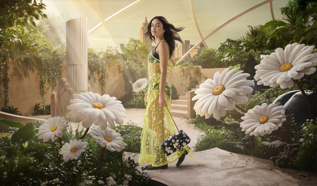 Актриса Камила Мендес в платье около ромашек