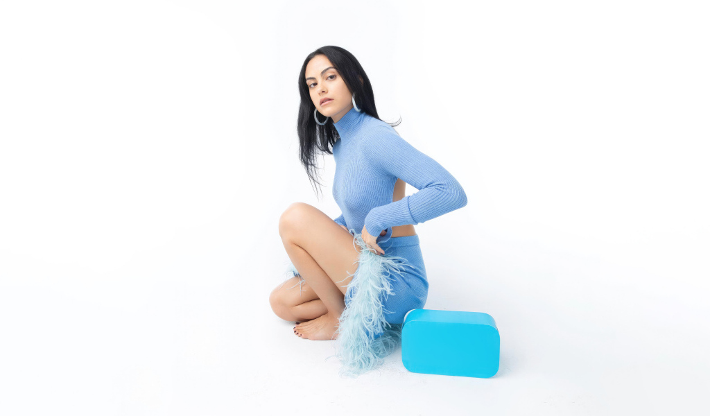 Актриса Камила Мендес на белом фоне